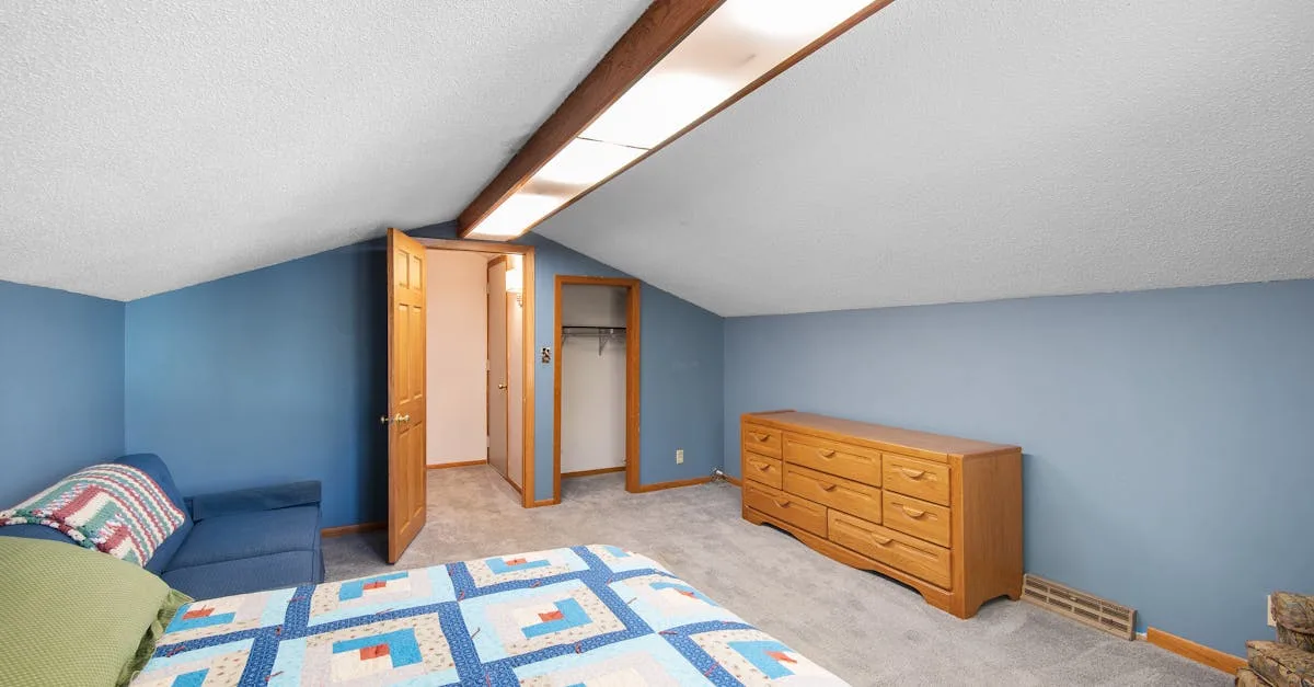 découvrez des idées créatives et pratiques pour aménager votre chambre sous les combles avec notre guide de design d'attique. optimisez l'espace et le confort avec style.