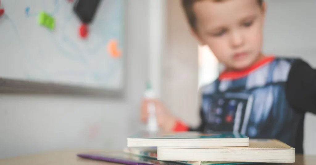 découvrez les bases de la littératie précoce pour favoriser le développement des compétences en lecture et en écriture chez les jeunes enfants.