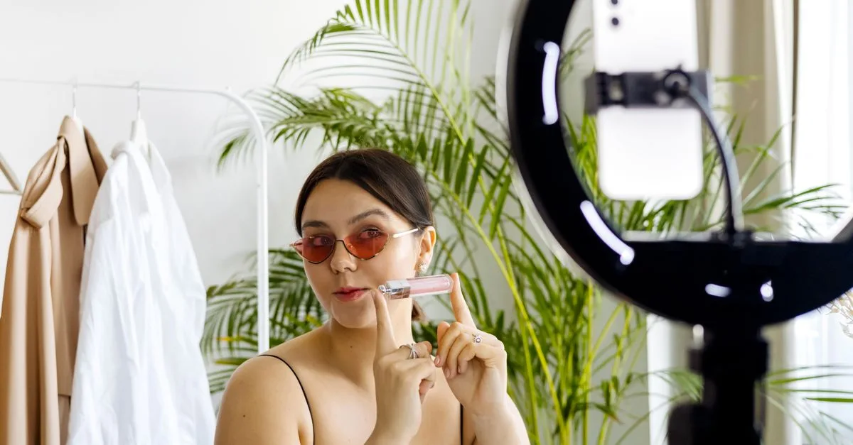 découvrez les meilleurs conseils mode et beauté pour sublimer votre style et révéler votre éclat naturel au quotidien.